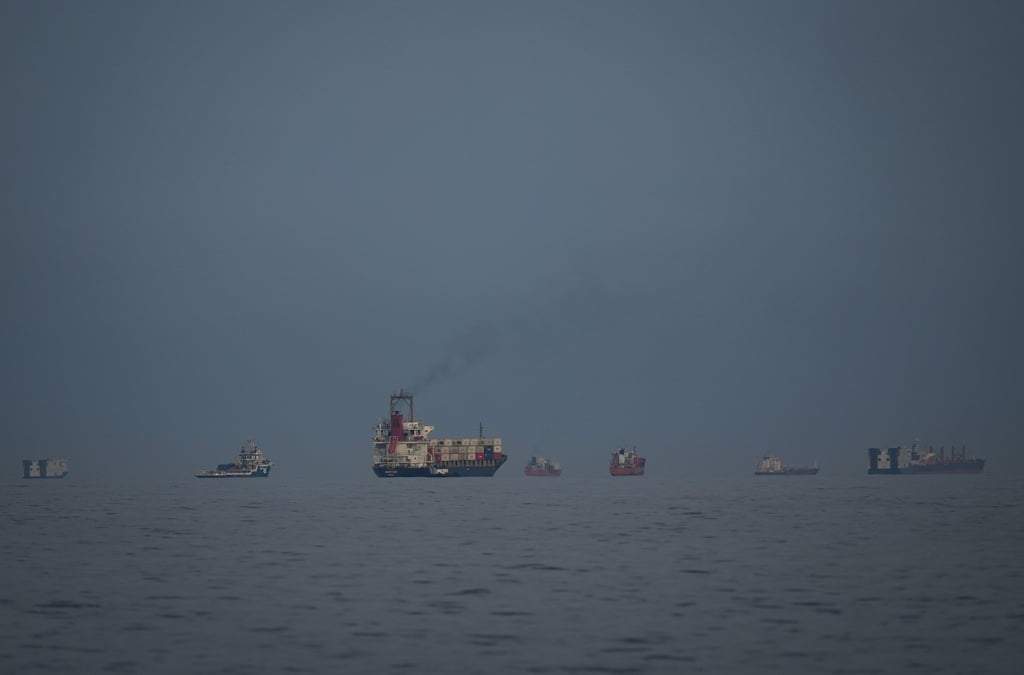 Petroleros y mercantes esperan en el estrecho de Ormuz