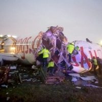 Un avión se estrella y se parte en tres en Turquía; hay 52 heridos