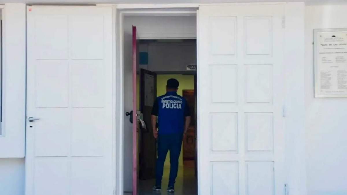 Policías de Delitos Económicos en el allanamiento a la Legislatura. Fuente (Minuto Neuquén)