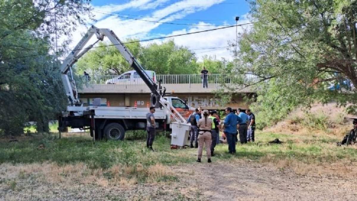 El accidente ocurrió en el ingreso a la isla por el puente de calle Linares. Fuente: (Mejor Informado).