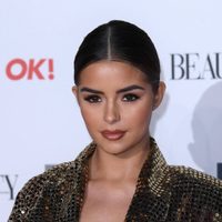 "¡Estallan!" Demi Rose intenta sostenerlas pero no puede. ¡Que alguien la ayude!