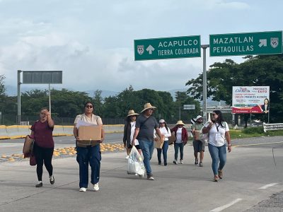 Normalistas de Ayotzinapa exigen apoyos con un bloqueo en la autopista del Sol