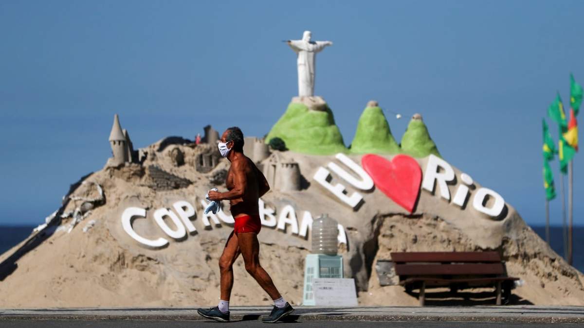 Un deportistas corre por las playas de Copacabana, en Río de Janeiro. Fuente: (Twitter)