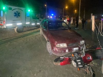 Centenario: un adolescente sin carnet chocó a un Policía en moto