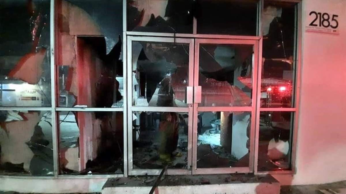 Las personas encapuchados vandalizaron la fachada del Instituto Electoral de Chiapas