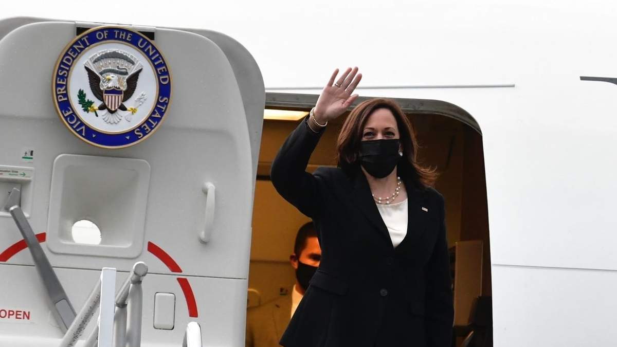 Kamala Harris, vicepresidenta de Estados Unidos, al abordar el avión que la llevó de regreso a Washington