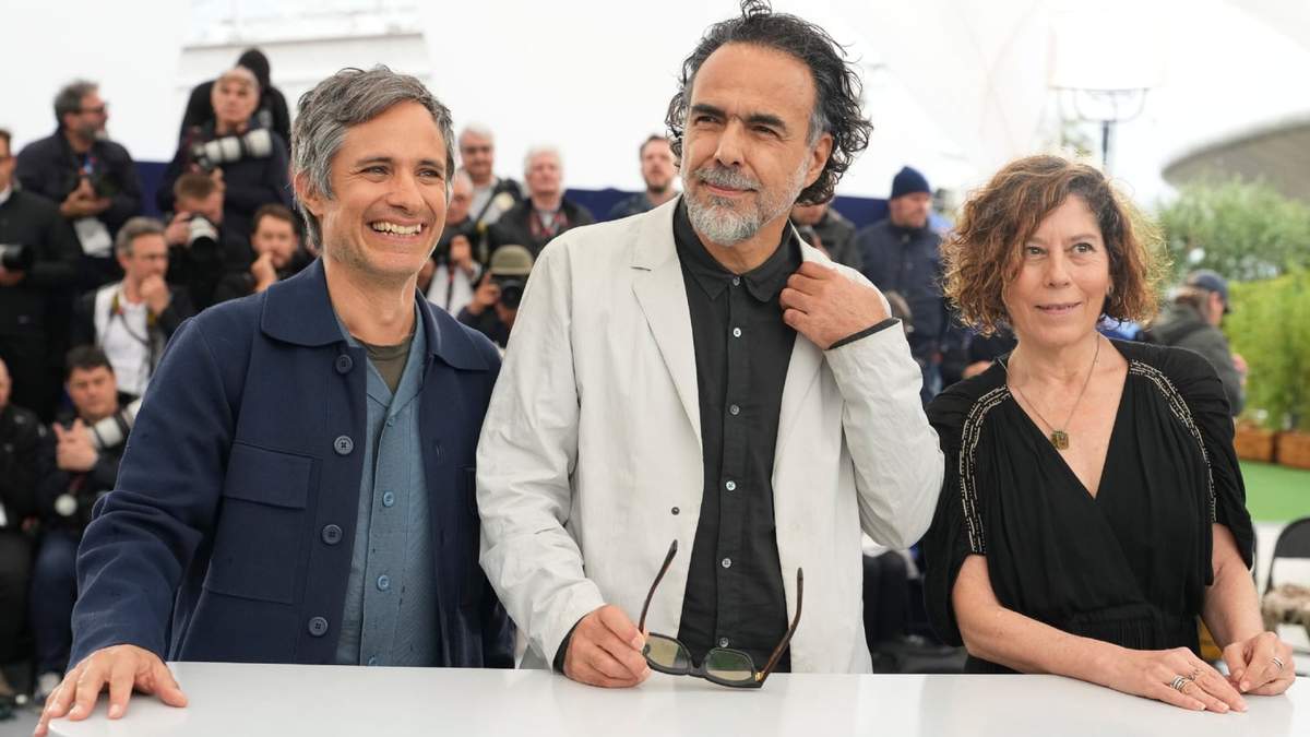 Gael García Bernal, de izquierda a derecha, el director Alejandro González Iñárritu y Martha Sosa Elizondo posan en la sesión de la película "Amores Perros" en el 78º Festival Internacional de Cine de Cannes, en Francia, el martes 20 de mayo de 2025