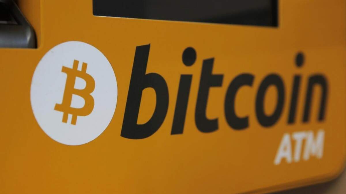 Un logotipo de Bitcoin en un cajero automático en Hong Kong, el jueves 21 de diciembre de 2017