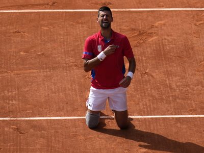 Novak Djokovic conquista su 1er oro olímpico tras vencer a Carlos Alcaraz en la final del tenis