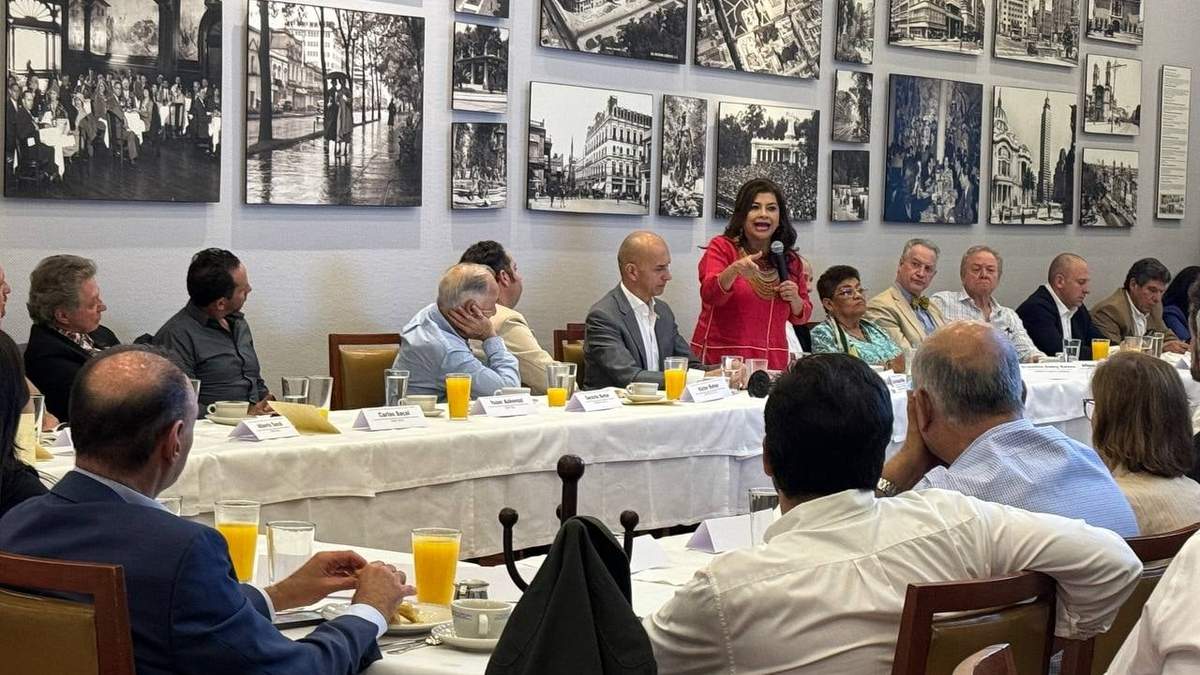 Clara Brugada con empresarios del Centro Histórico
