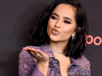 Becky G se puso un vestido muy corto, se agachó y mostró como lo mueve ¡Ardiente vídeo!