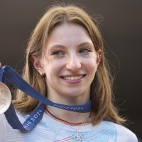 Ana Barbosu recibe la medalla de bronce que le quitaron a la gimnasta Jordan Chiles