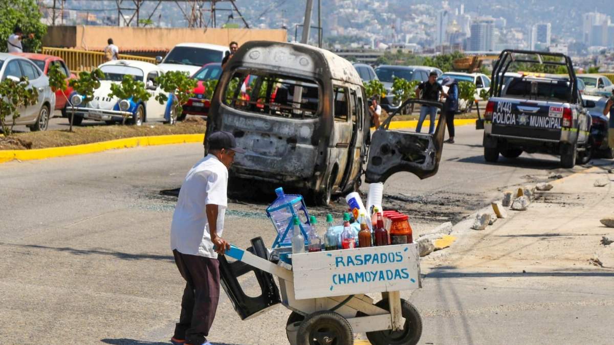 En diferentes hechos de violencia, varios camiones y urbanos del servicio público fueron atacados e incendiados por hombres armados en diferentes puntos del puerto de Acapulco, Guerrero