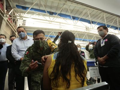 Sufren desmayo dos maestras vacunadas contra el covid-19 en Guanajuato