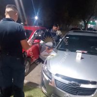 Perseguía a un hombre y llevaba una pistola y municiones en el auto