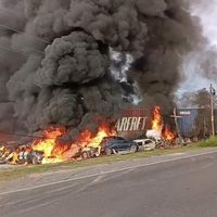 Tráiler choca e incendia 25 vehículos estacionados afuera de la empresa Mexoil
