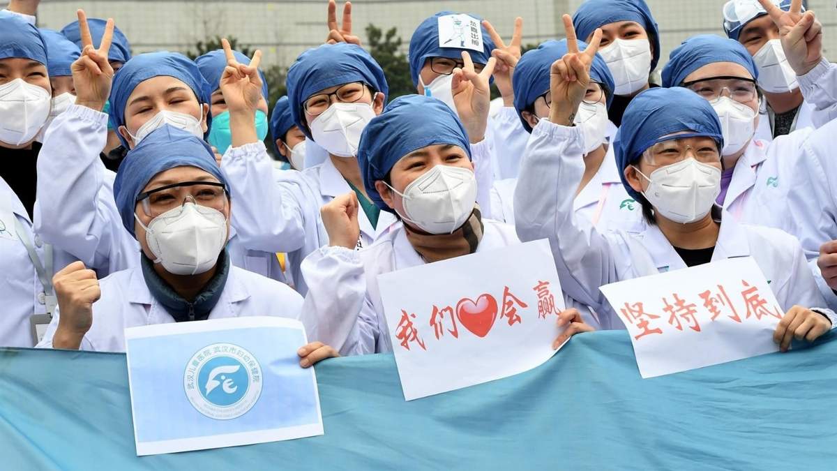 Equipo médico de Wuhan luego de superar la pandemia. Fuente: (Twitter)