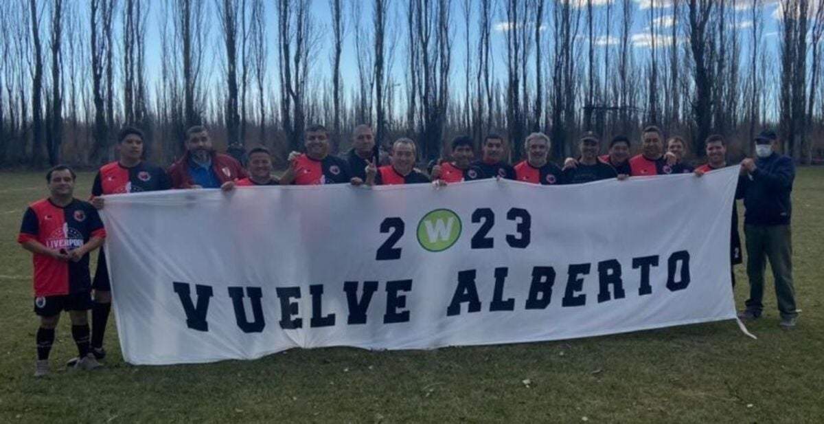 Un equipo de fútbol de Río Negro junto a la bandera de la discordia. Fuente: (Twitter)