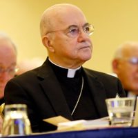 Vaticano excomulga a exnuncio apostólico ante EU y lo declara cismático
