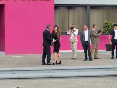 Santiago Nieto y Carla Humphrey se besan frente al INE antes del debate (Video)