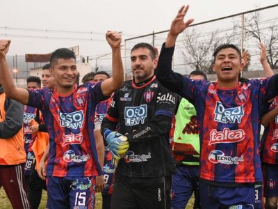 Increíble gol de arco a arco de San Antonio en el ascenso argentino