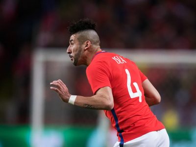 Mauricio Isla, el principal apuntado de Boca