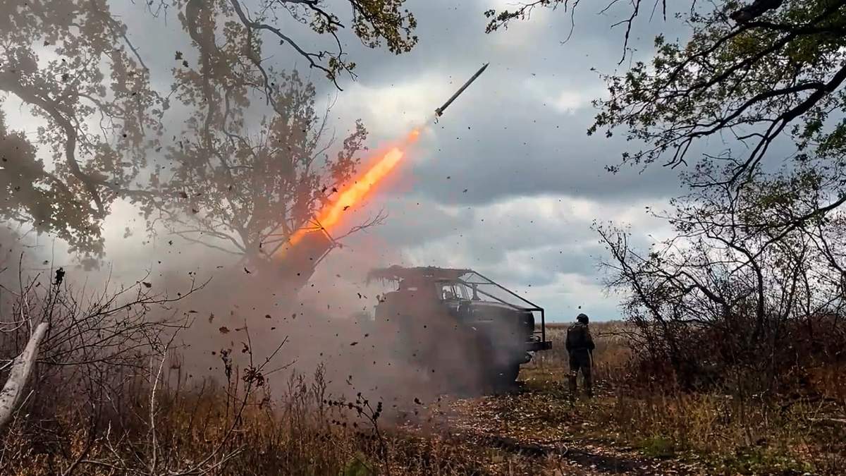 Un lanzacohetes ruso Grad de 122 mm dispara hacia piosiciones ucranianas en un lugar de Ucrania no revelado