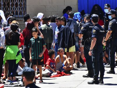 Desgarrador: cientos de padres marroquíes angustiados buscan a sus hijos en Ceuta