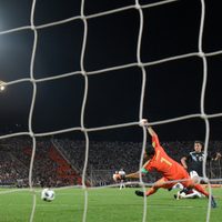 'Tuca” concluyó su interinato en el Tri con otra derrota ante Argentina
