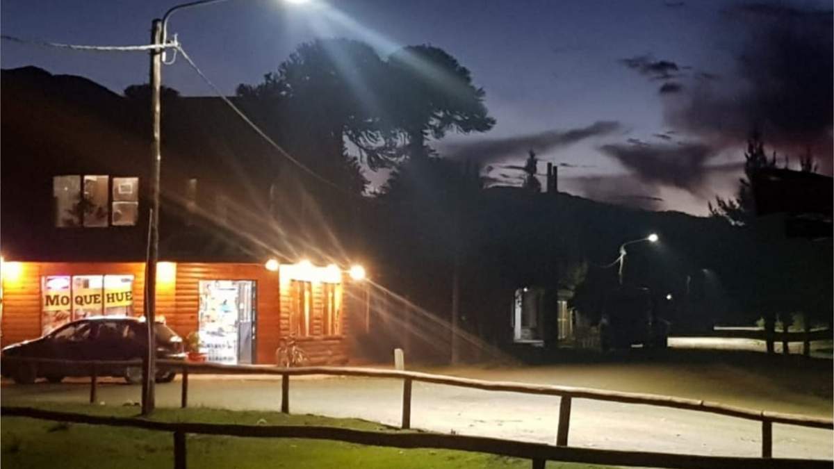 La zona comercial de Moquehue con nuevas luminarias led. Fuente: (Twitter)