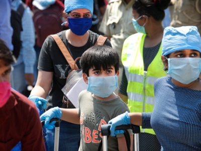 Cifra de muertos por covid-19 supera los 300 mil; en 15 países, el 90% de los casos