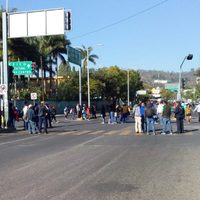 Formadores docentes bloquean vías en Oaxaca para exigir el pago de adeudos y prestaciones
