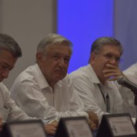 Acarreados de candidatos en Acapulco empañan encuentro de notarios con AMLO