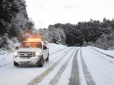 Vialidad recuperó dos camionetas que estaban varadas en la Ruta provincial 13, tramo Primeros Pinos