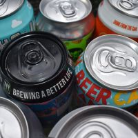 Antes de tirar las latas de cerveza o gaseosa, mirá cómo crear este hermoso portavelas y sin gastar de más