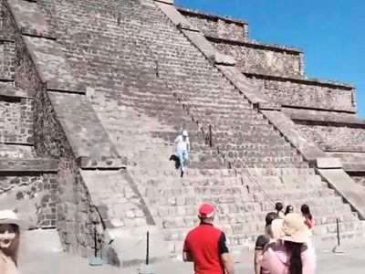 Turista causa molestia al subir la pirámide de la Luna en Teotihuacán (Video)