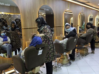 El Talibán prohíbe los salones de belleza para mujeres en Afganistán