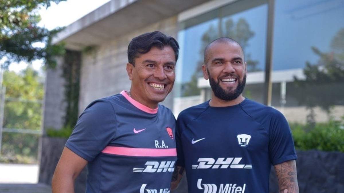Raúl Alpízar (izq.), exdirector de fuerzas básicas de Pumas
