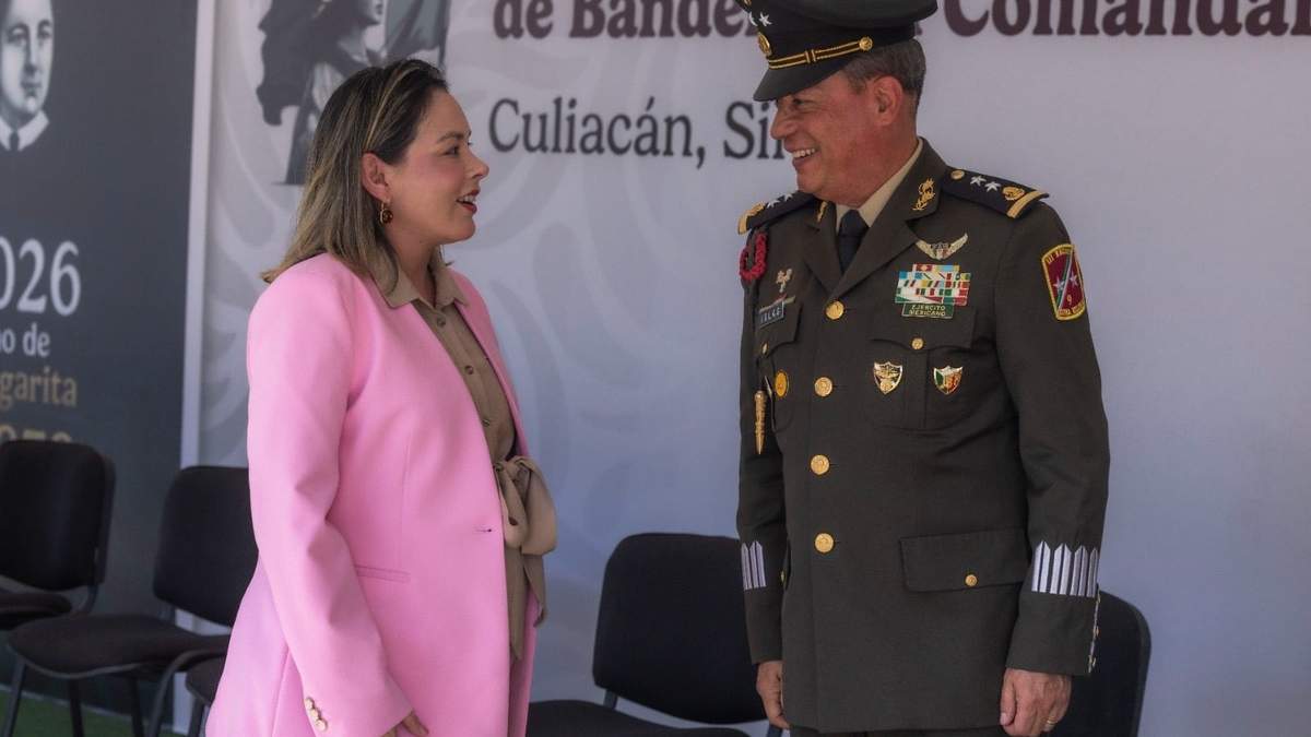 La gobernadora interina de Sinaloa Yeraldine Bonilla y el general de brigada del Estado Mayor Julio César Islas Sánchez, nuevo comandante de la