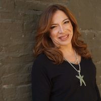 ¡Encuerada total! Lizy Tagliani se desprende de toda la tela y se sienta así... ¡Abierta!