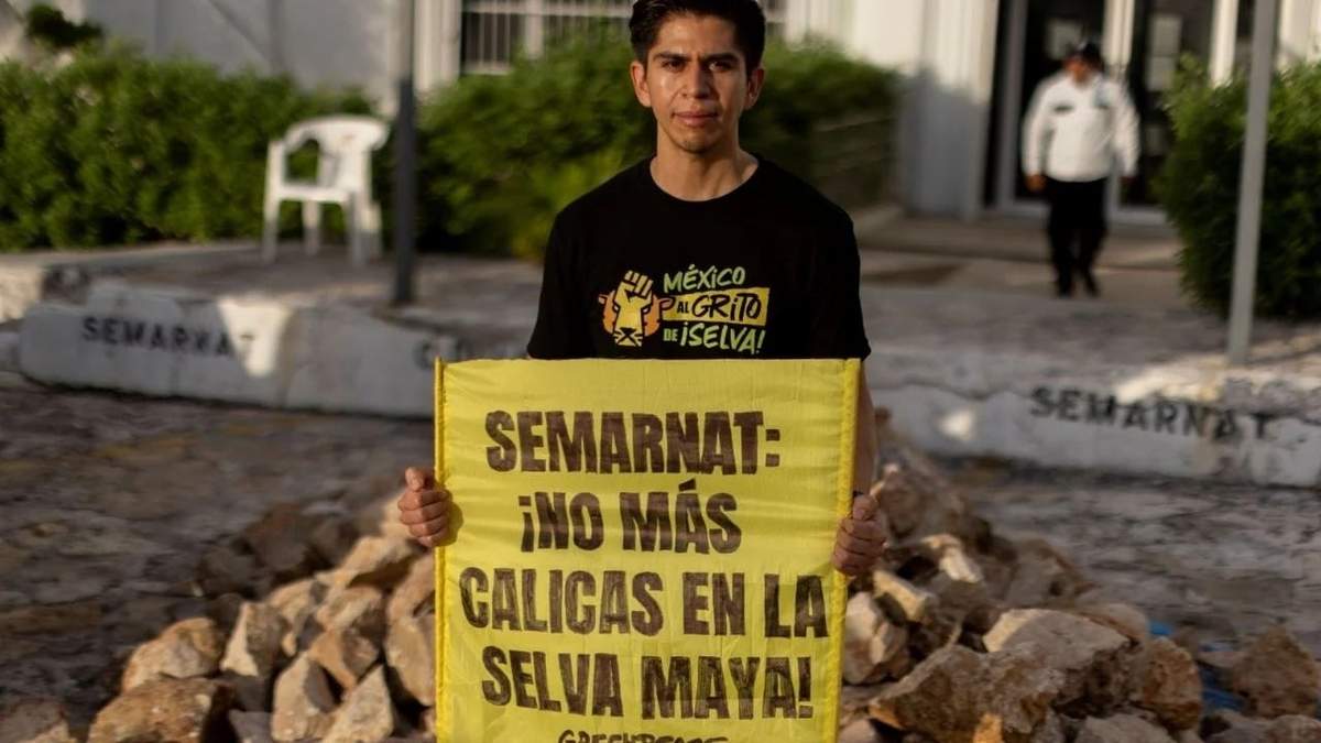 Activistas ambientales de Greenpeace protestan contra la extracción de material pétreo en Tulum, Quintana Roo, el 7 de julio de 2025.
