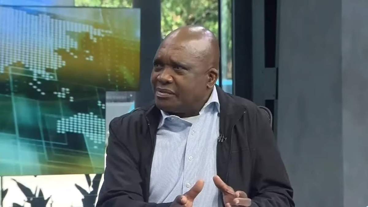 El ministro de Salud de Sudáfrica, Joe Phaala