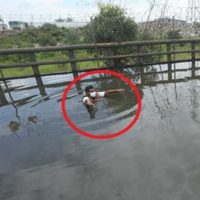 Apodan “hombre socavón” a joven que alertaba de un bache profundo