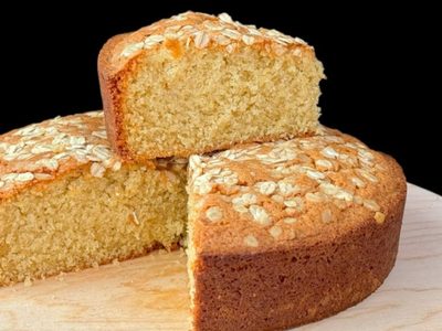 Con avena y 4 frutas: la receta de bizcocho que no necesita harina ni leche para ser riquísima