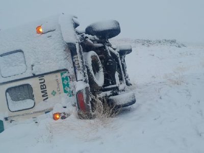 Durante el temporal de nieve, una ambulancia volcó cerca de Zapala y una enfermera resultó herida