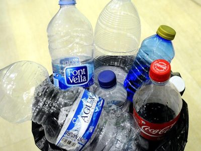 Muy canchero y con el color de temporada: hacé un bonito bolso usando botellas de gaseosa y algo más