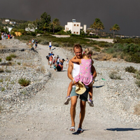 Grecia evacúa a 19 mil personas por un incendio en la isla de Rodas