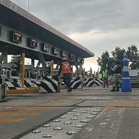 Protestan por “ponchallantas” en la caseta Las Américas y dejan libre peaje