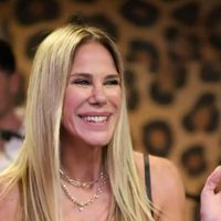 Marcela Baños y las botas que piden pista: cómo usar las slouchy chic en el color más trendy
