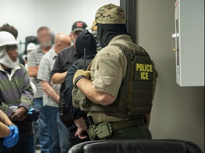 Departamento de Seguridad Interior de EU defiende arrestos en cortes de inmigración tras demanda